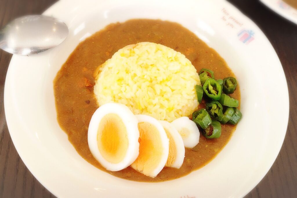 サフランライスにカレーをかけた写真