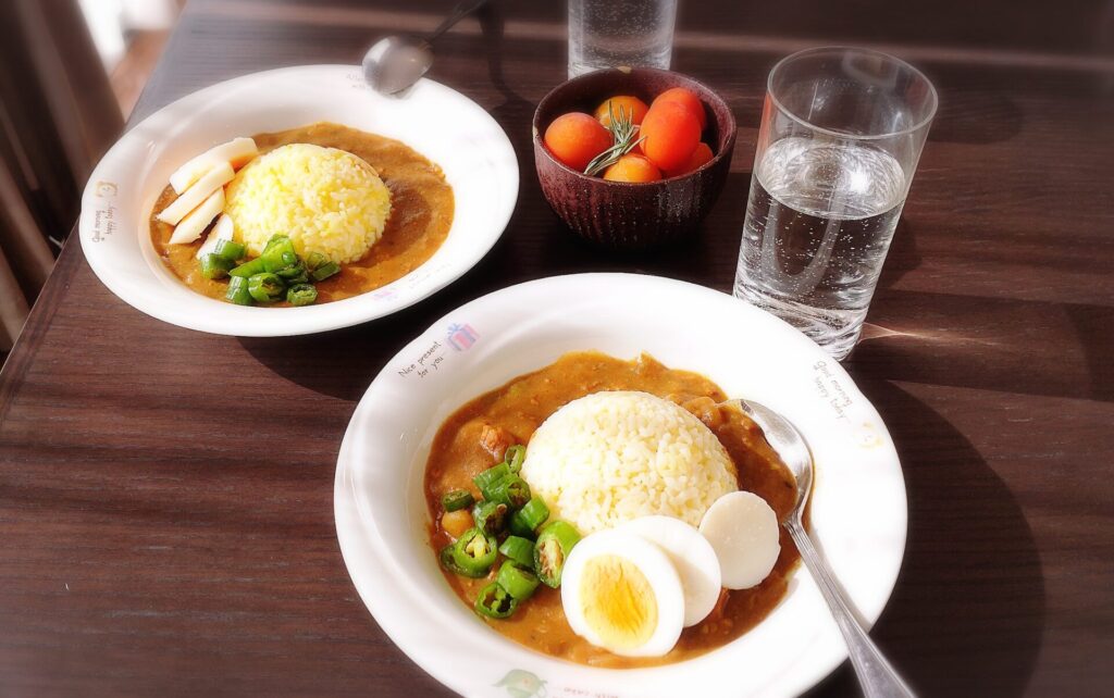 サフランライスとターメリックライスを使ってカレーを作った写真