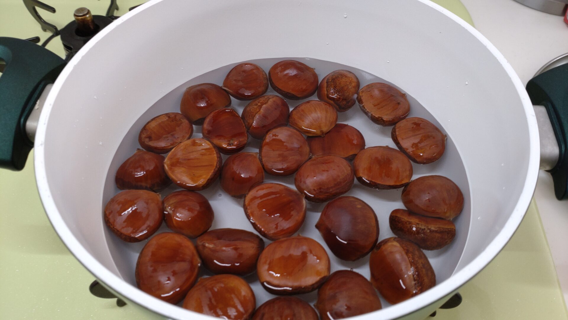 栗の皮の色素: 栗皮茶 色見本 : 栗のビタミンCの含有量は?他の食品と比較して解説 – YZJX